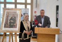 صورة كنزة المكداسني تقدم لوحاتها بالبيضاء