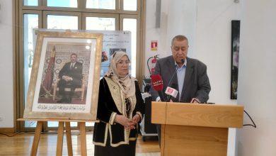 صورة كنزة المكداسني تقدم لوحاتها بالبيضاء